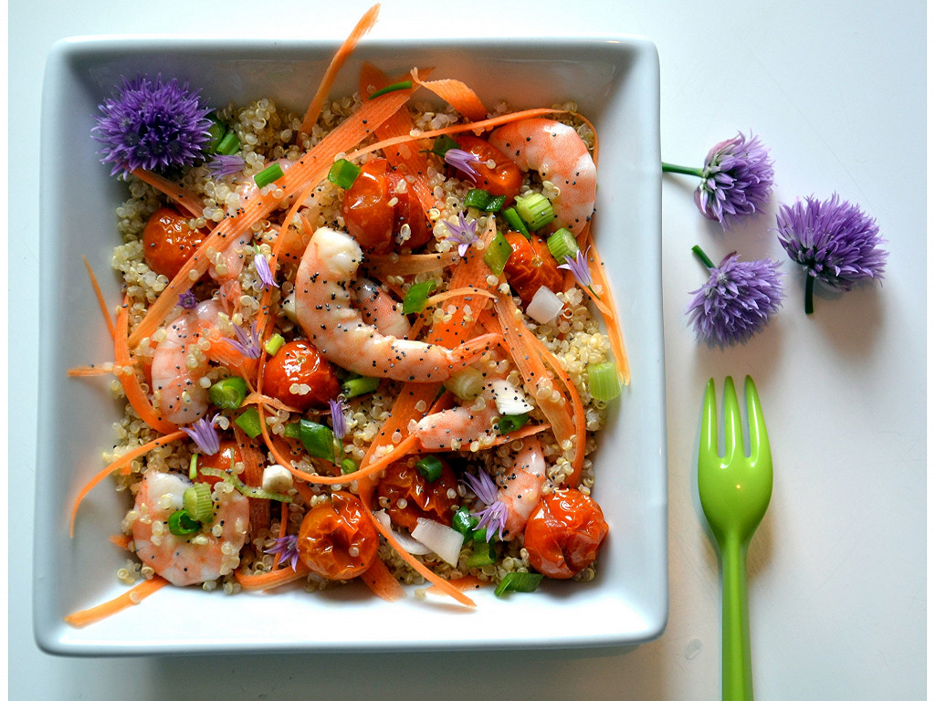 i96607 salade estivale de quinoa crevettes marinees a l ail et tomates cerises roties